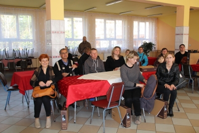 Pierwsi beneficjenci z Gminy Klw&oacute;w odebrali komputery.
