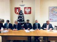 Podpisanie porozumienia pomiędzy Powiatem Przysuskim, Powiatem Gr&oacute;jeckim i Powiatem Radomskim  w sprawie uruchomienia nowego połączenia autobusowego.