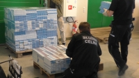Miliony nielegalnych papieros&oacute;w między płytami pilśniowymi